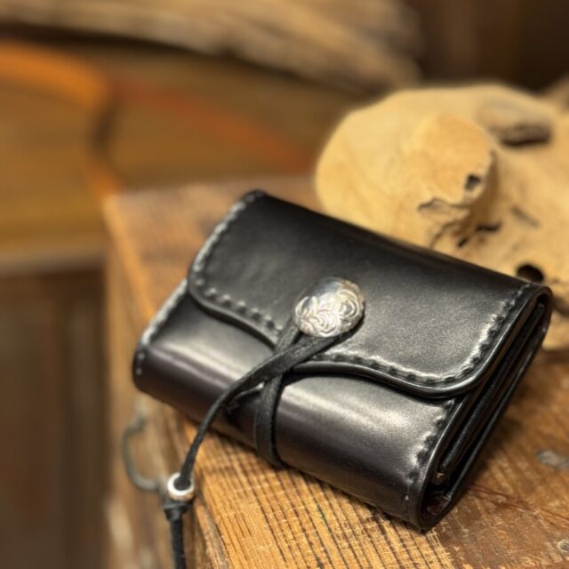 お札がスライドするコンパクトウォレット。フルコードバン | A LEATHER