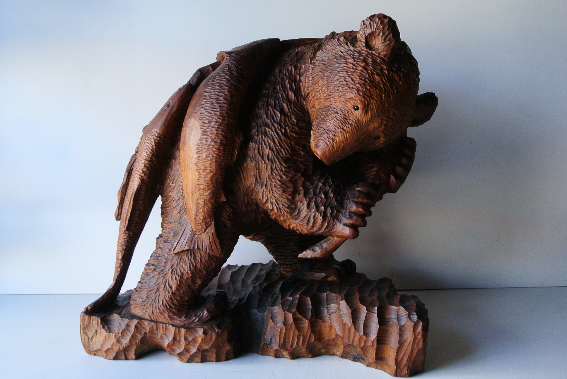 古い「鮭背負い熊」木彫 - アンティーク雑貨・古道具の札幌