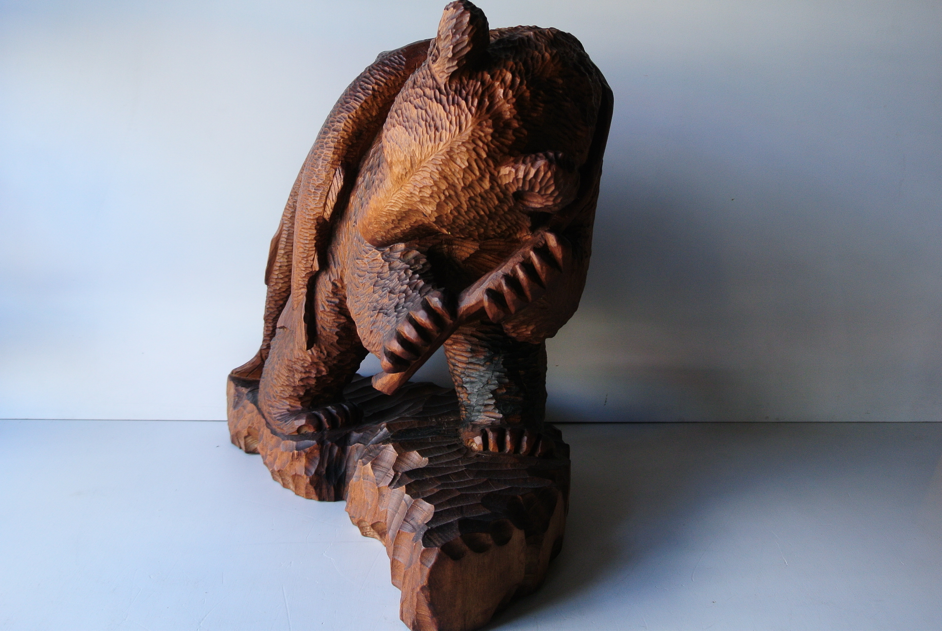 古い「鮭背負い熊」木彫 - アンティーク雑貨・古道具の札幌