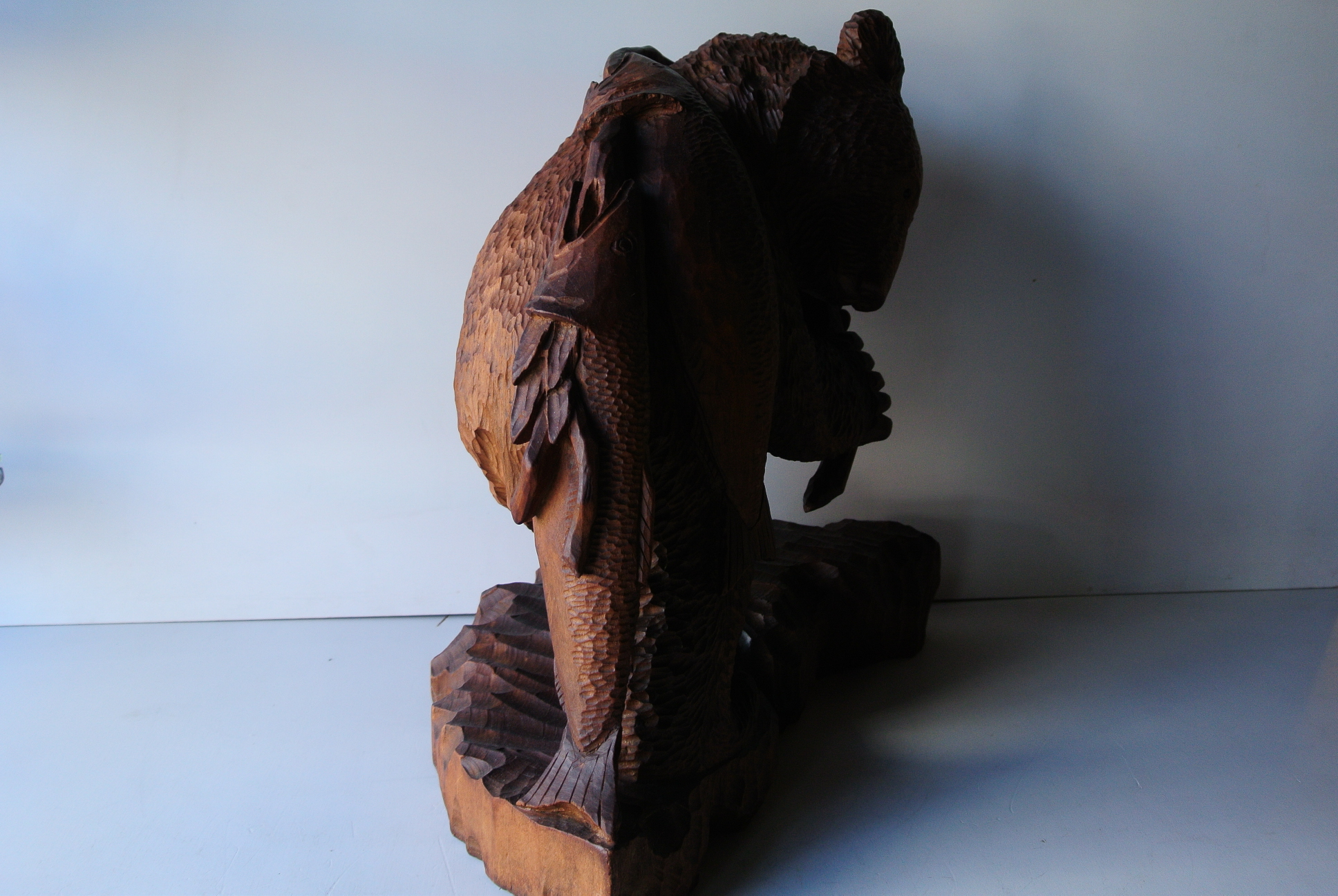 古い「鮭背負い熊」木彫 - アンティーク雑貨・古道具の札幌