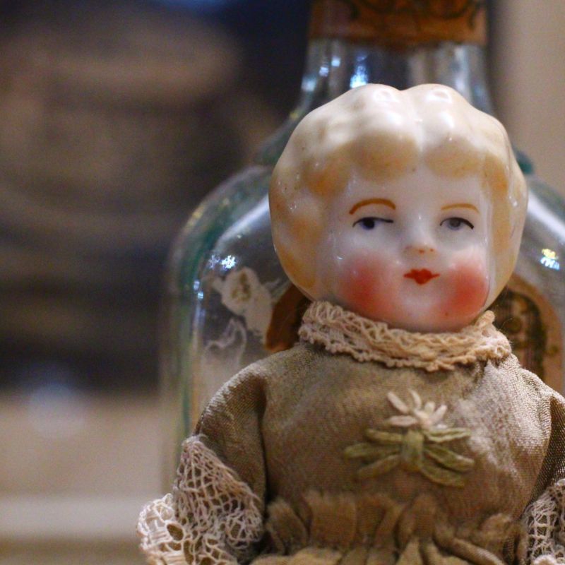 ロシア作家によるドレスを身につけたチャイナヘッドドール/Chinahead