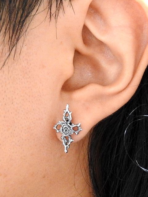 薔薇十字 ピアス 薔薇十字のピアス
