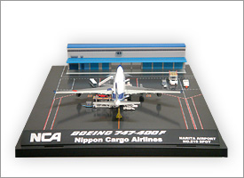 NCA新鋭貨物機 B747-400F型のジオラマ付きダイキャストモデル | プレス
