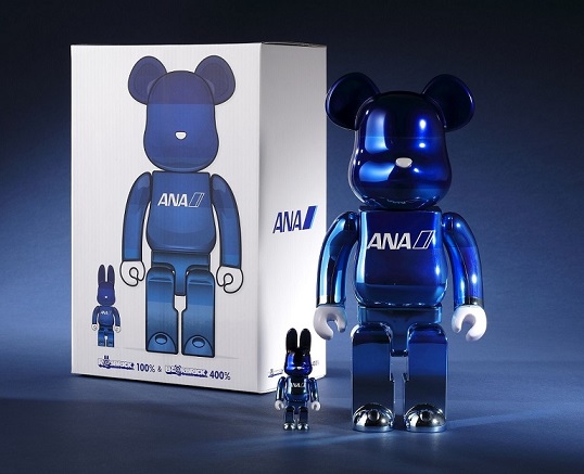 ANAブルーの「R@BBRICK＋BE@RBRICK」セット AMCアプリにて先行販売開始