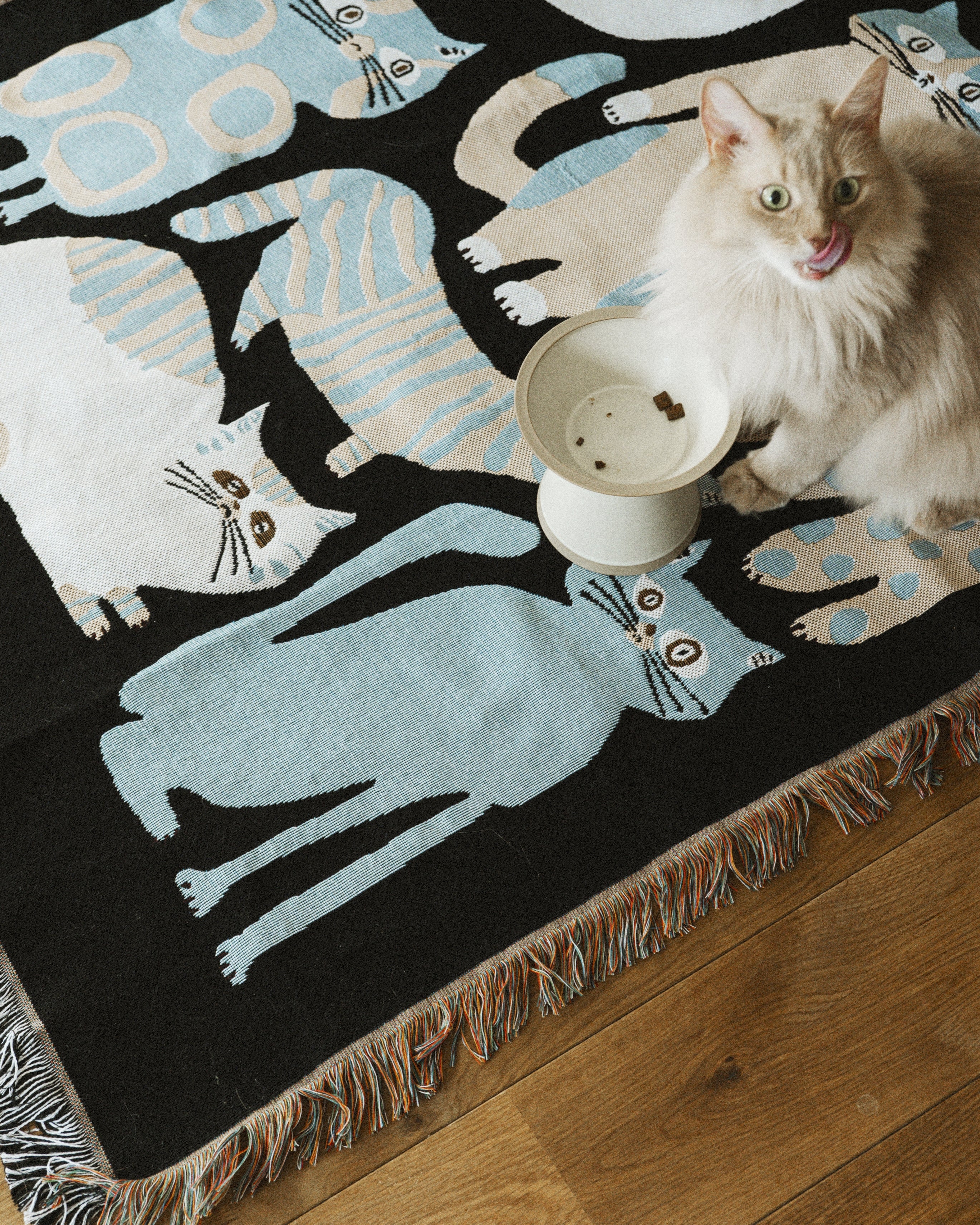 MULTI BLANKET “nekomoyou” | 坪井香保里の猫模様ブランケット。暮らし