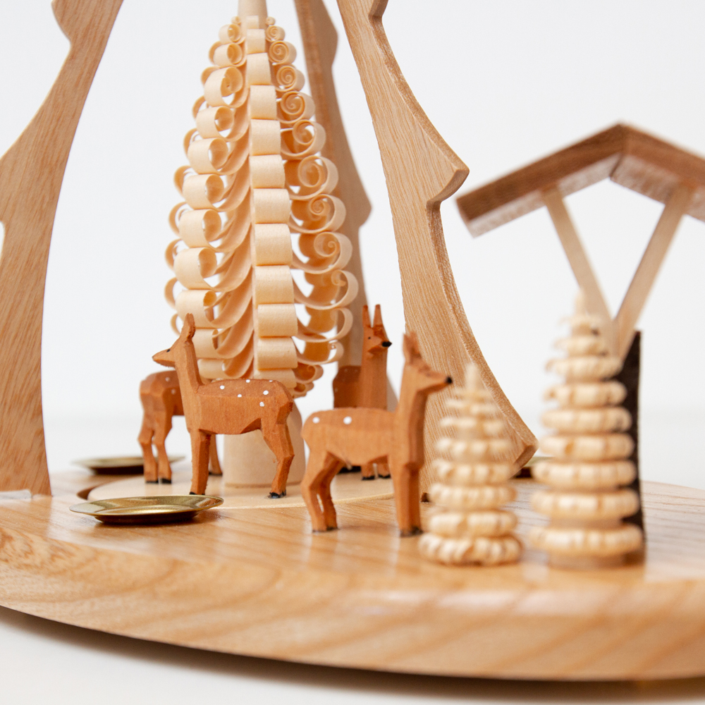 クリスマスピラミッド「シュパンバウムツリーと餌箱を見る鹿」[085/200