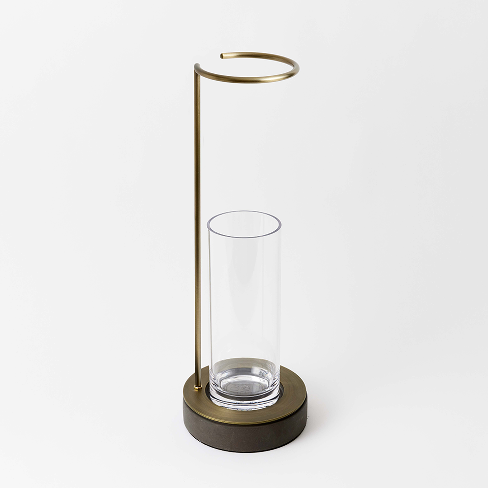 枝を気軽に楽しめる専用ベース「EDA VASE」 | 青山フラワーマーケット