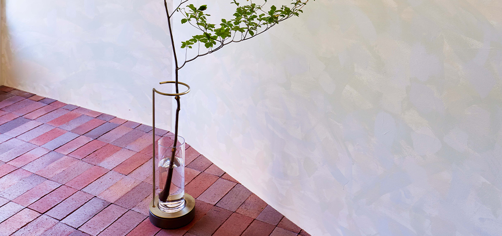 枝を気軽に楽しめる専用ベース「EDA VASE」 | 青山フラワーマーケット