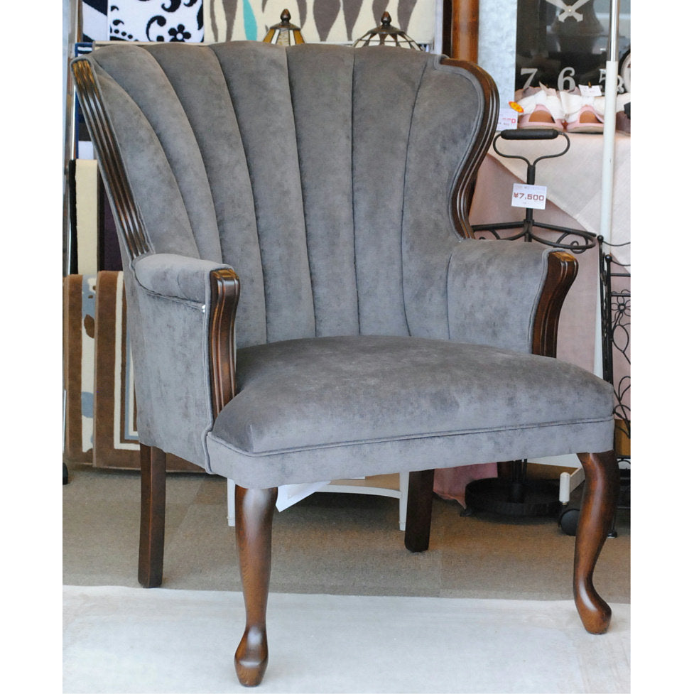 アメリカ製のアンティーク様式の老舗ソファメーカーのシェルバック