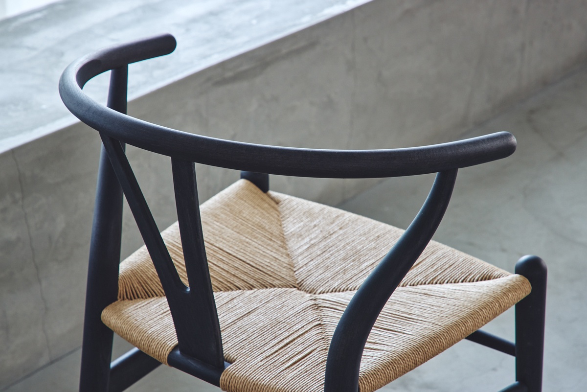 完売】奄美大島の伝統染色技法 「泥染め」が生む「藍」と名作「CH24