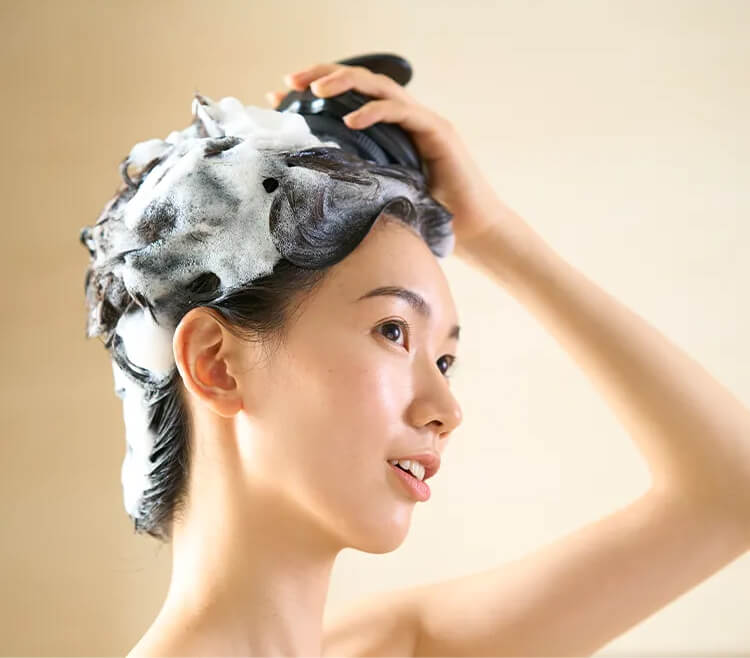 濃密泡パック×マイクロ振動で髪と頭皮を“すっぴん”に。電動シャンプー