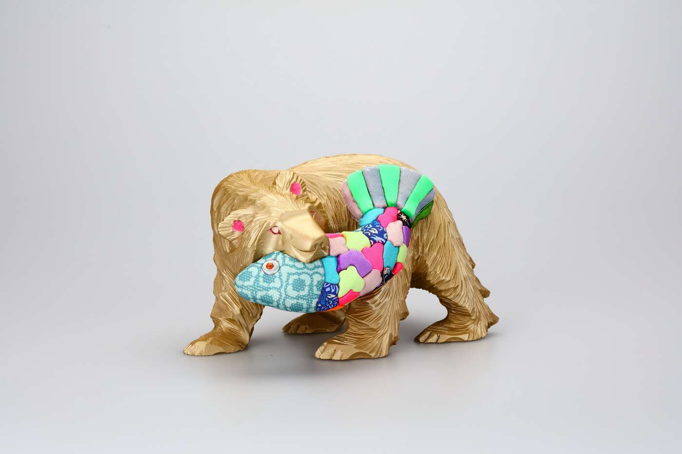 金沢21世紀美術館にて木彫りの熊をアップサイクルした「Re-Bear