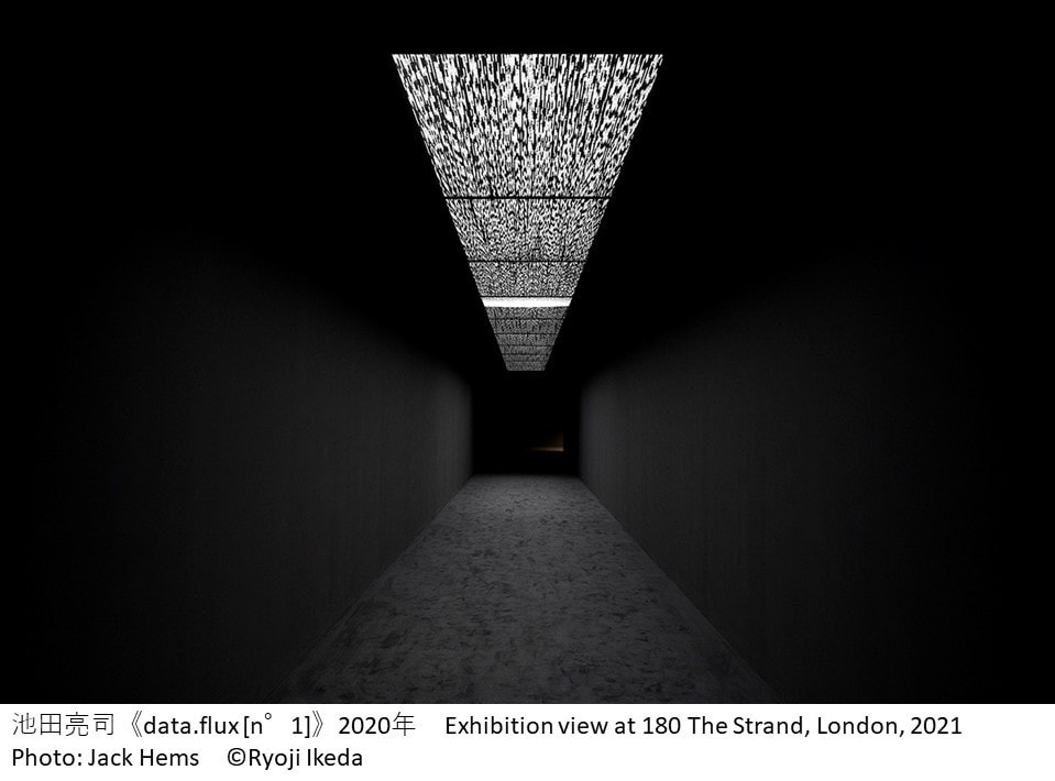 ダイナミックな作品が建築空間と共鳴/共振する「池田亮司展」が弘前