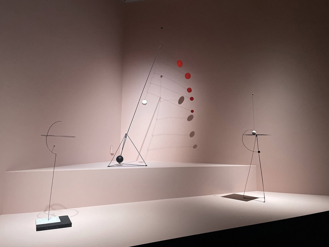 キネティックアートのパイオニア、カルダーのサーカス100周年記念展が