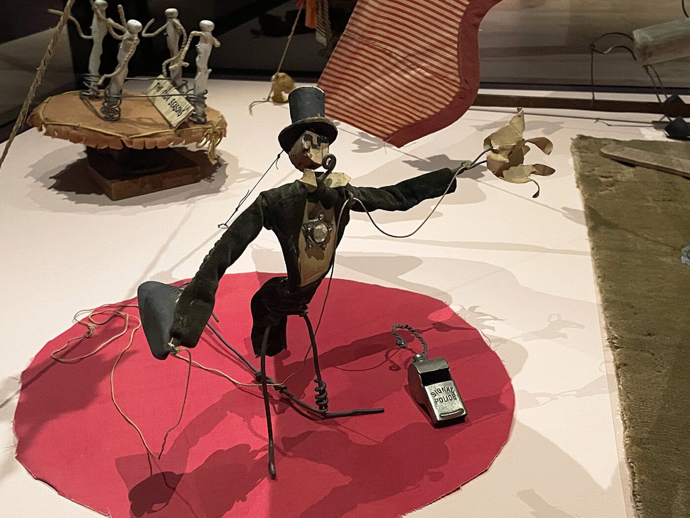 キネティックアートのパイオニア、カルダーのサーカス100周年記念展が