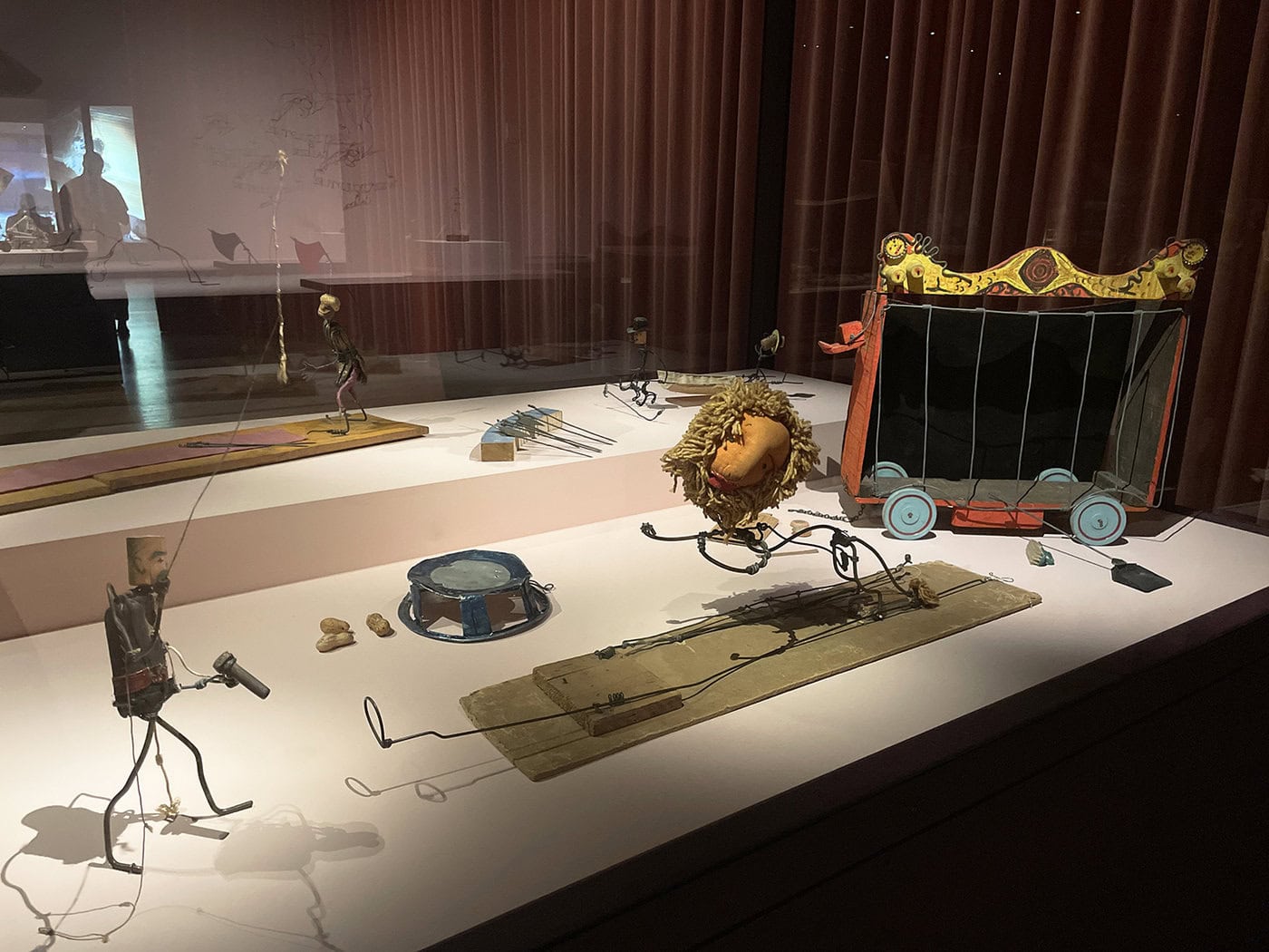 キネティックアートのパイオニア、カルダーのサーカス100周年記念展が