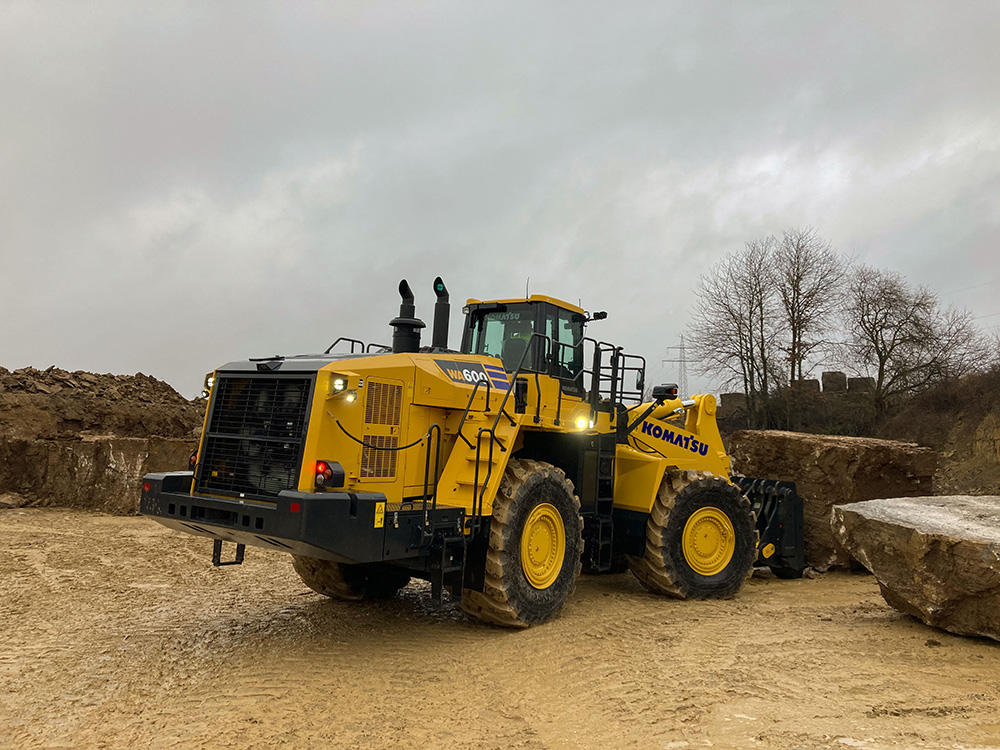 A new Komatsu WA600-8 “Stone Handler” delivered to Arthur