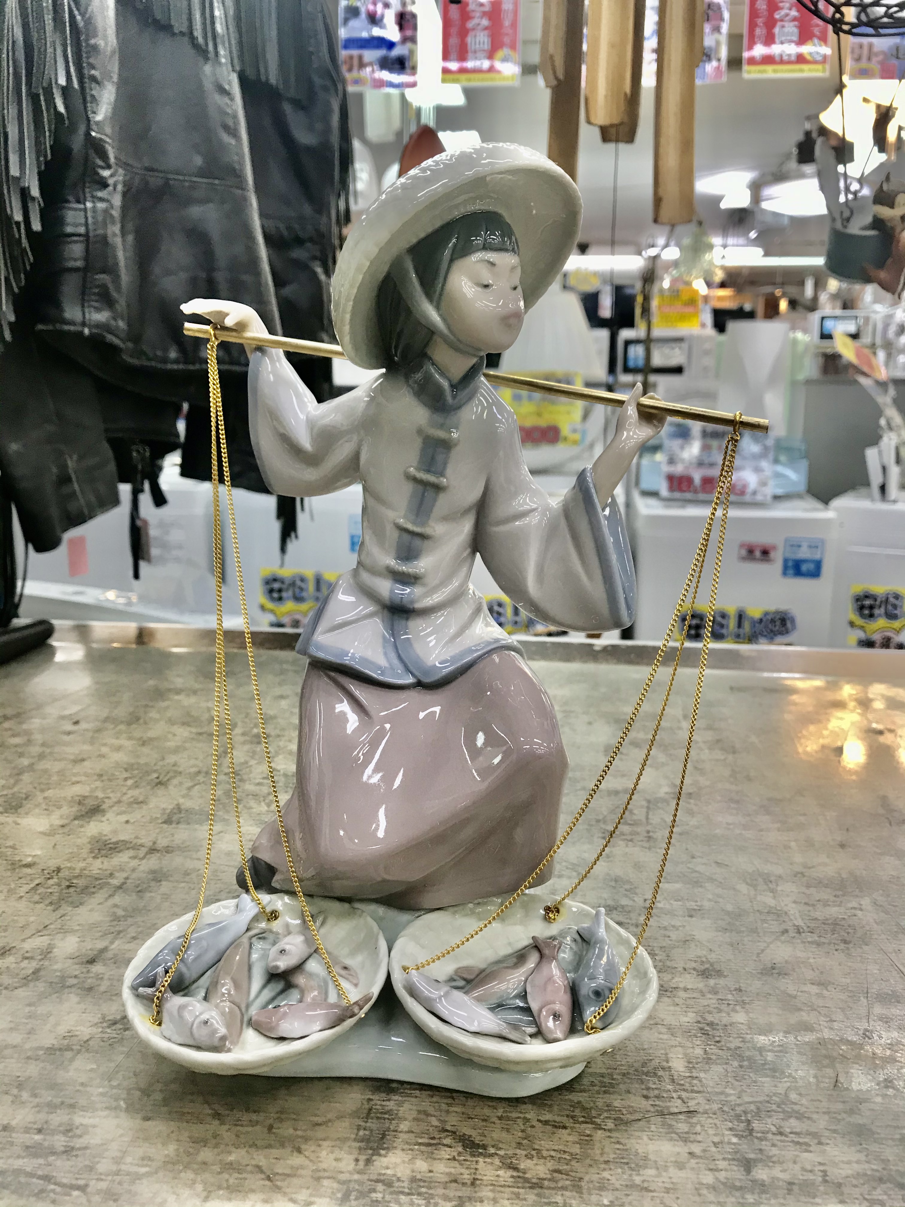 LLADRO 5172 Fish a Plenty リヤドロ 魚を持った少女買取致しました