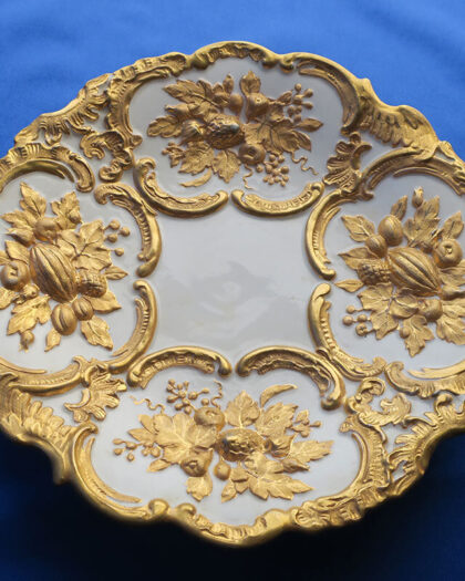 プルーンの表情と色彩の美しさが際立つマイセンプレート（21cm