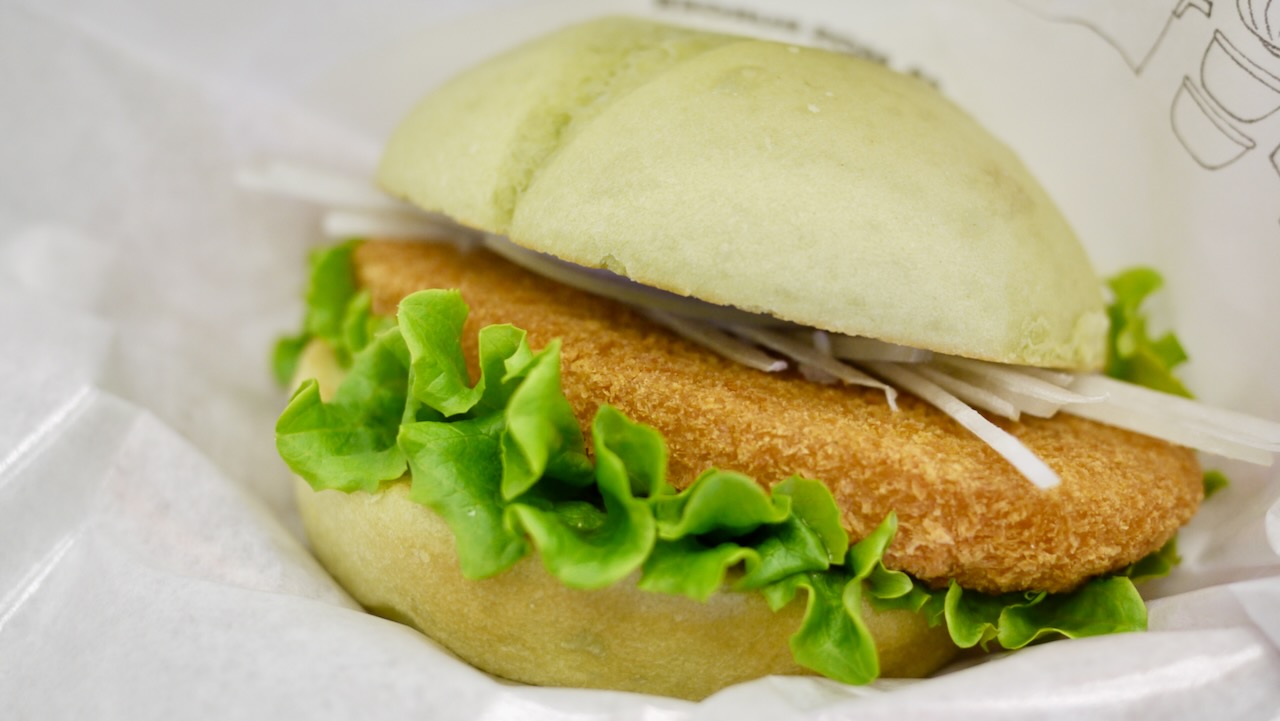 本日発売】なぜ緑? モスの新商品は普通のフィッシュバーガーではない