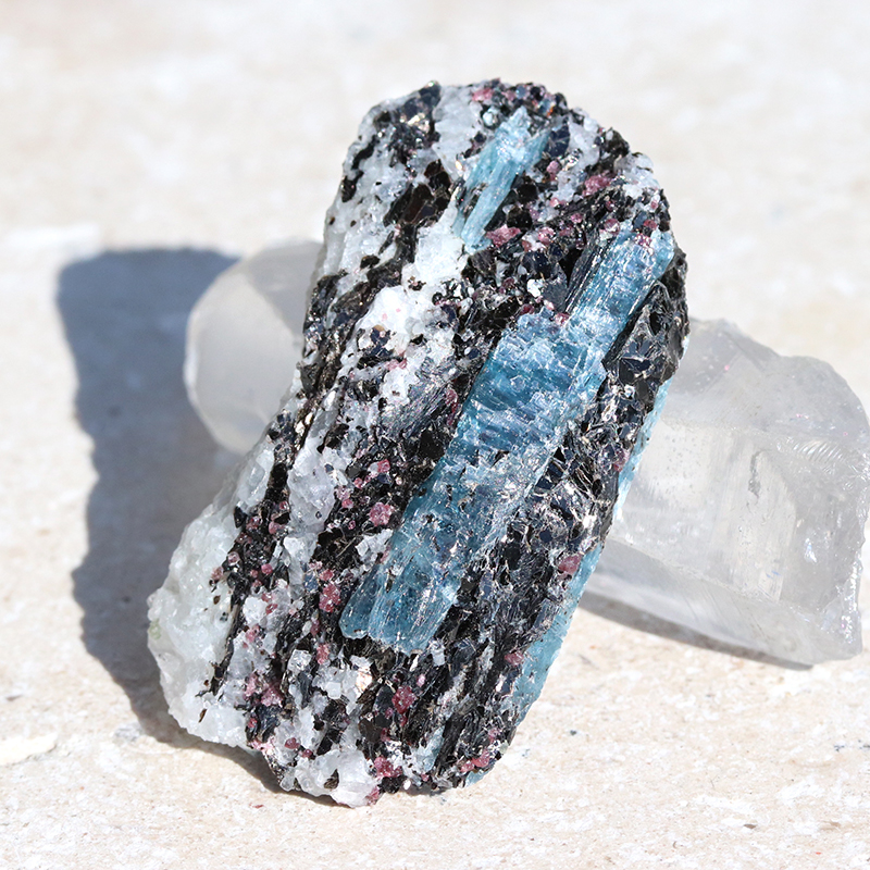 店長厳選】ロシア産カイヤナイト・ガーネット・マイカ共生原石-048水晶