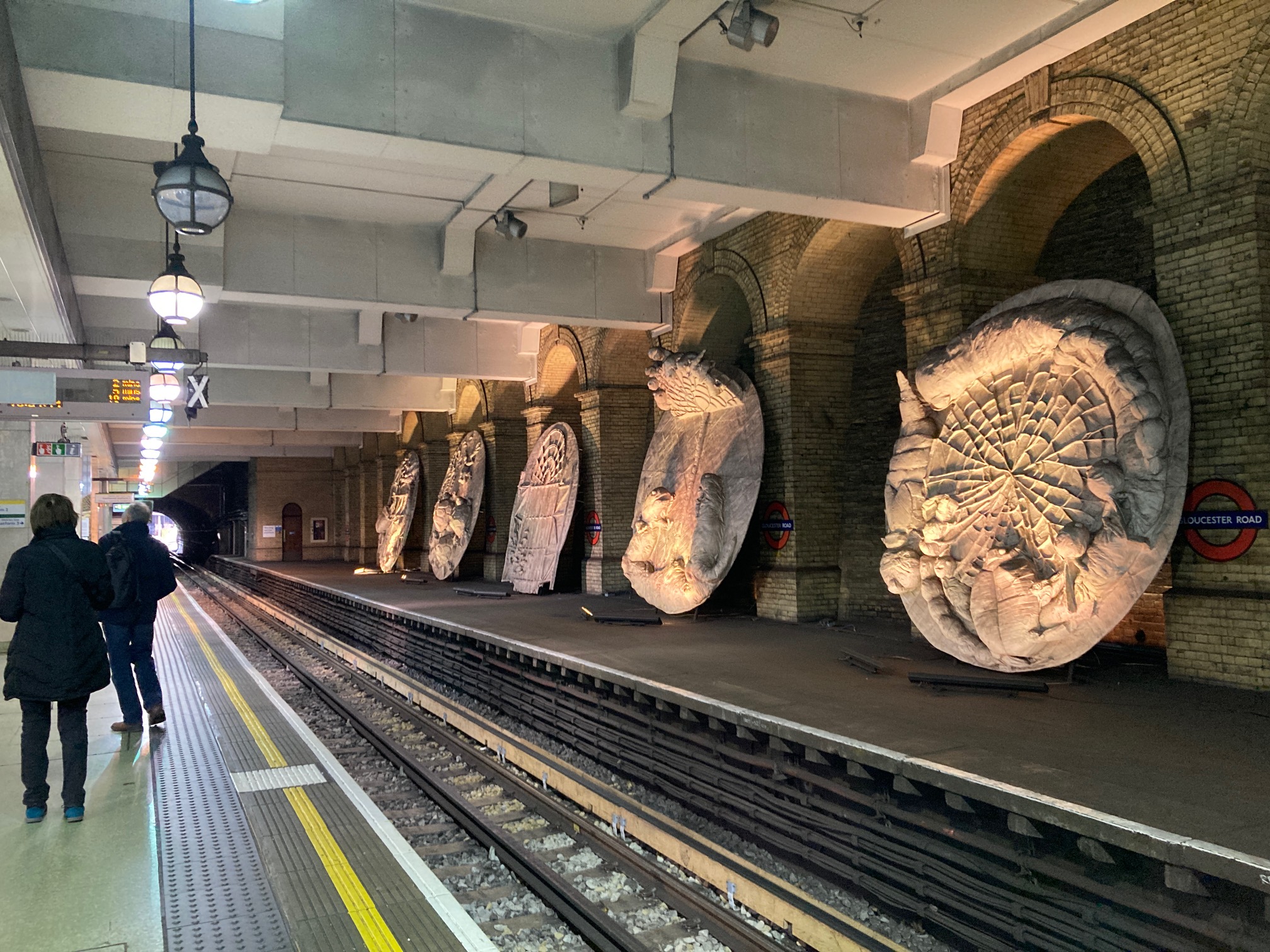 いかにもロンドンらしい、地下鉄駅のパブリックアート！ | 地球の歩き方