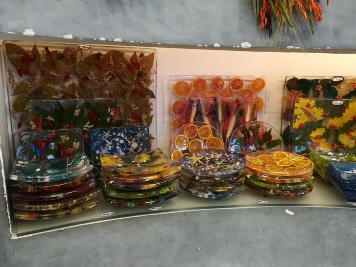 スペイン広場にある日本人が御用達のかわいいアクリル皿！ | 地球の歩き方