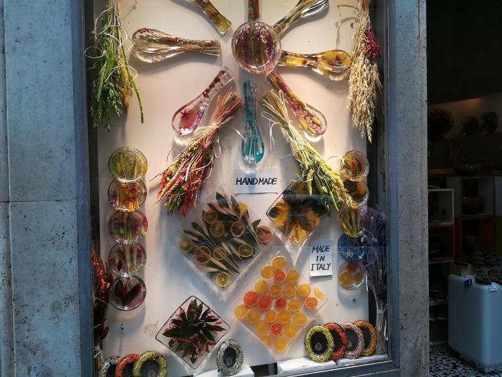 スペイン広場にある日本人が御用達のかわいいアクリル皿！ | 地球の歩き方