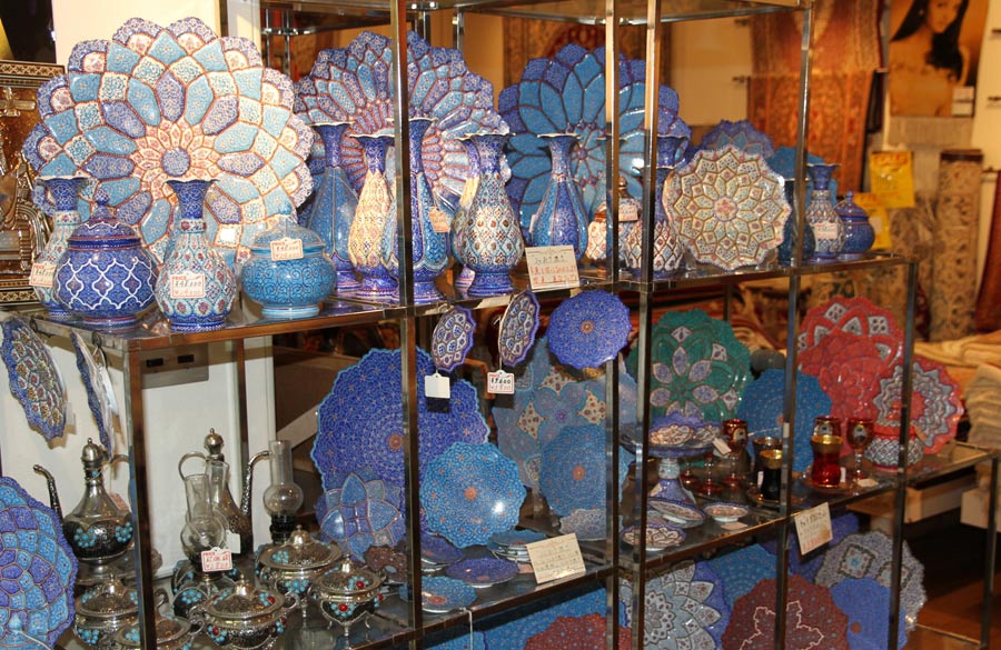 イランの民芸品ミナカリ（七宝焼き）