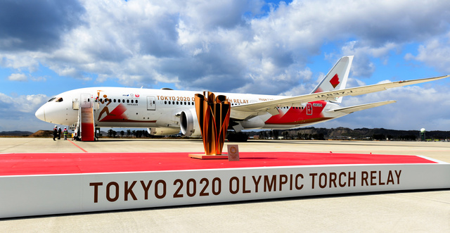 五輪の聖火輸送に大手2社 コラボで生まれた粋な便名：朝日新聞