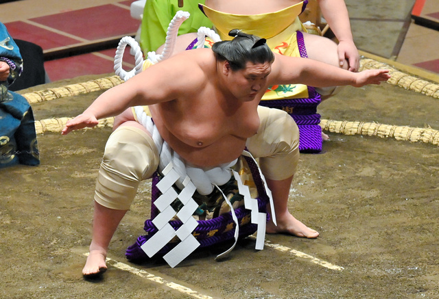 新横綱・照ノ富士、初日はちょっとぎこちなく 兄弟子も涙の土俵入り