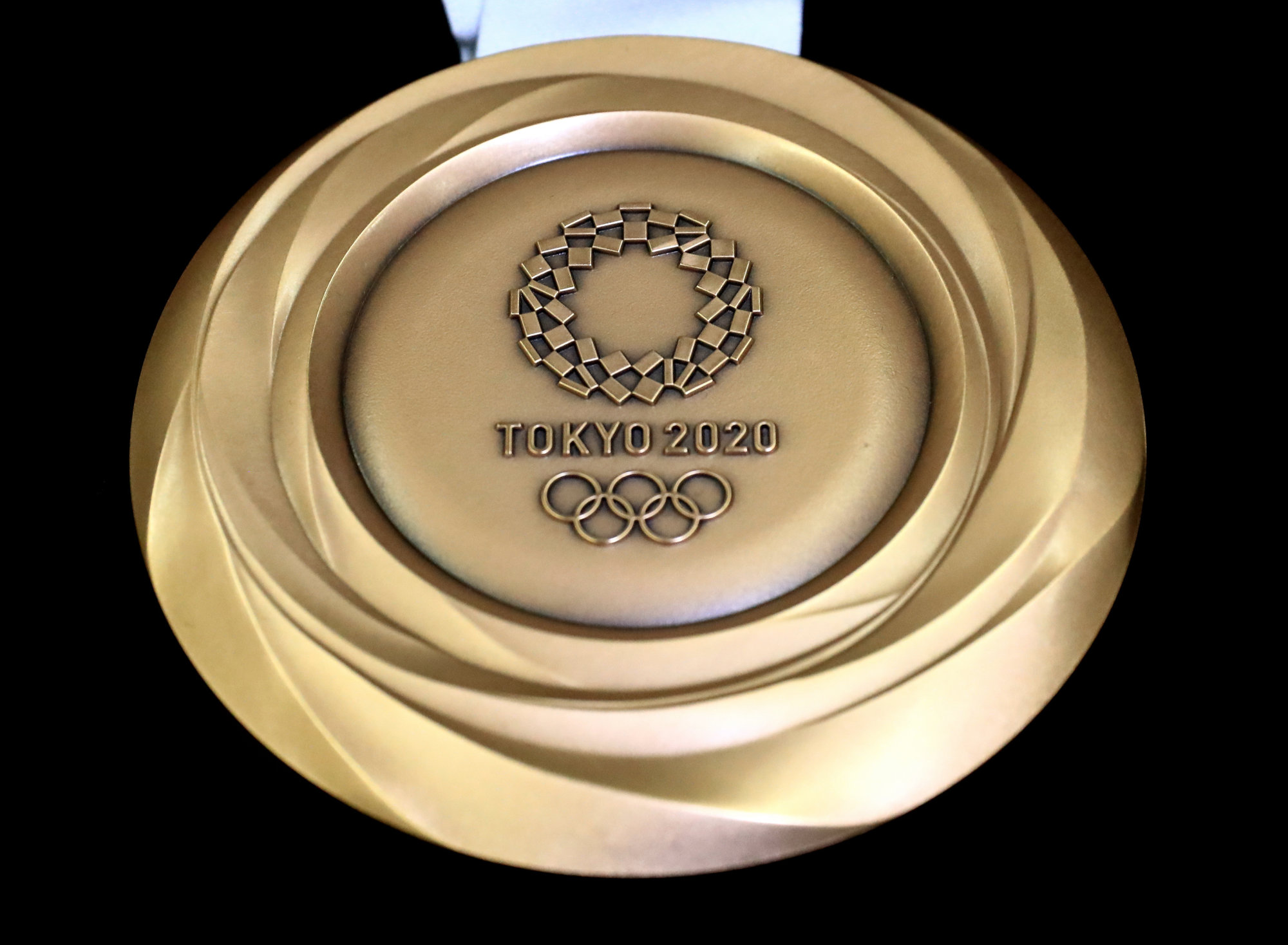 2020年東京五輪の銀メダル（裏面）＝江口和貴撮影（4/24）－東京