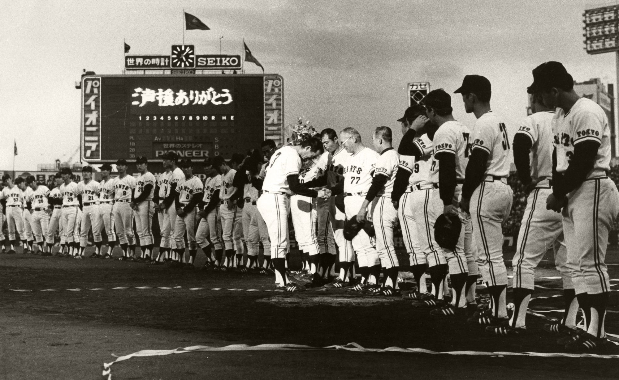 1976年、リーグ優勝を決めて、満面の笑みで胴上げされる巨人の長嶋茂雄