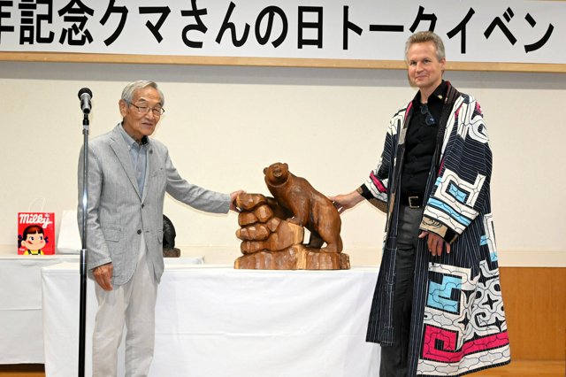 木彫り熊100年祝う贈り物 スイスと北海道八雲町のつながりが復活
