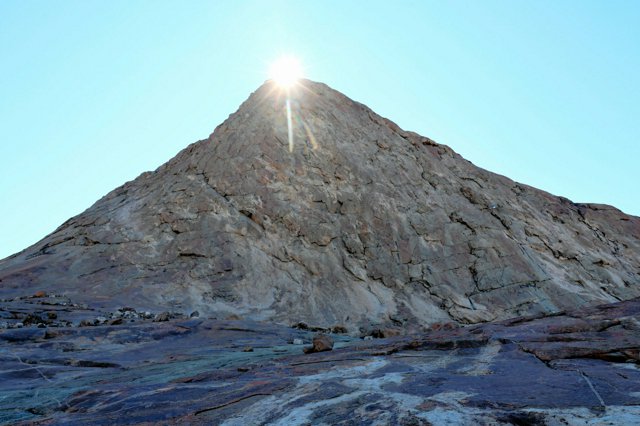 比較対象物のない南極、標高260メートルの岩山も雄大な山と錯覚 [南極