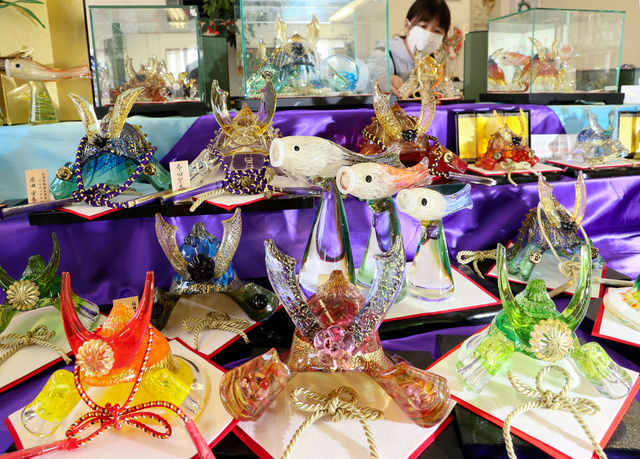 全てがオンリーワン」ガラスの兜やこいのぼりズラリ 福岡・福津市