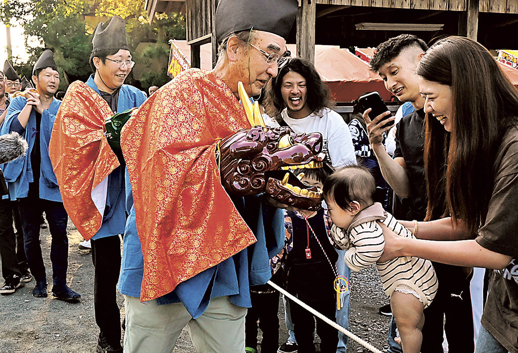 新調獅子頭 頭をがぶり 湖西・女河八幡宮、伝統神事で邪気払い｜静岡