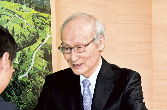 版画家牧野さん（静岡市葵区）に紺綬褒章伝達 掛川市に作品寄贈｜静岡