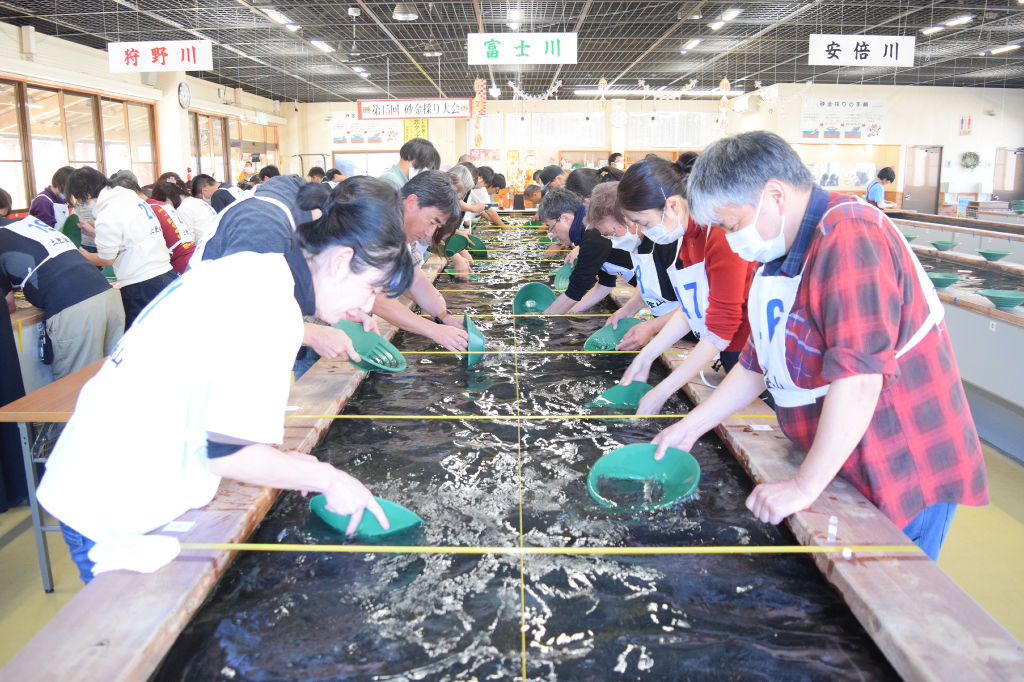 砂から金の粒をたくさん探せ！ 土肥金山で砂金採り大会｜静岡新聞
