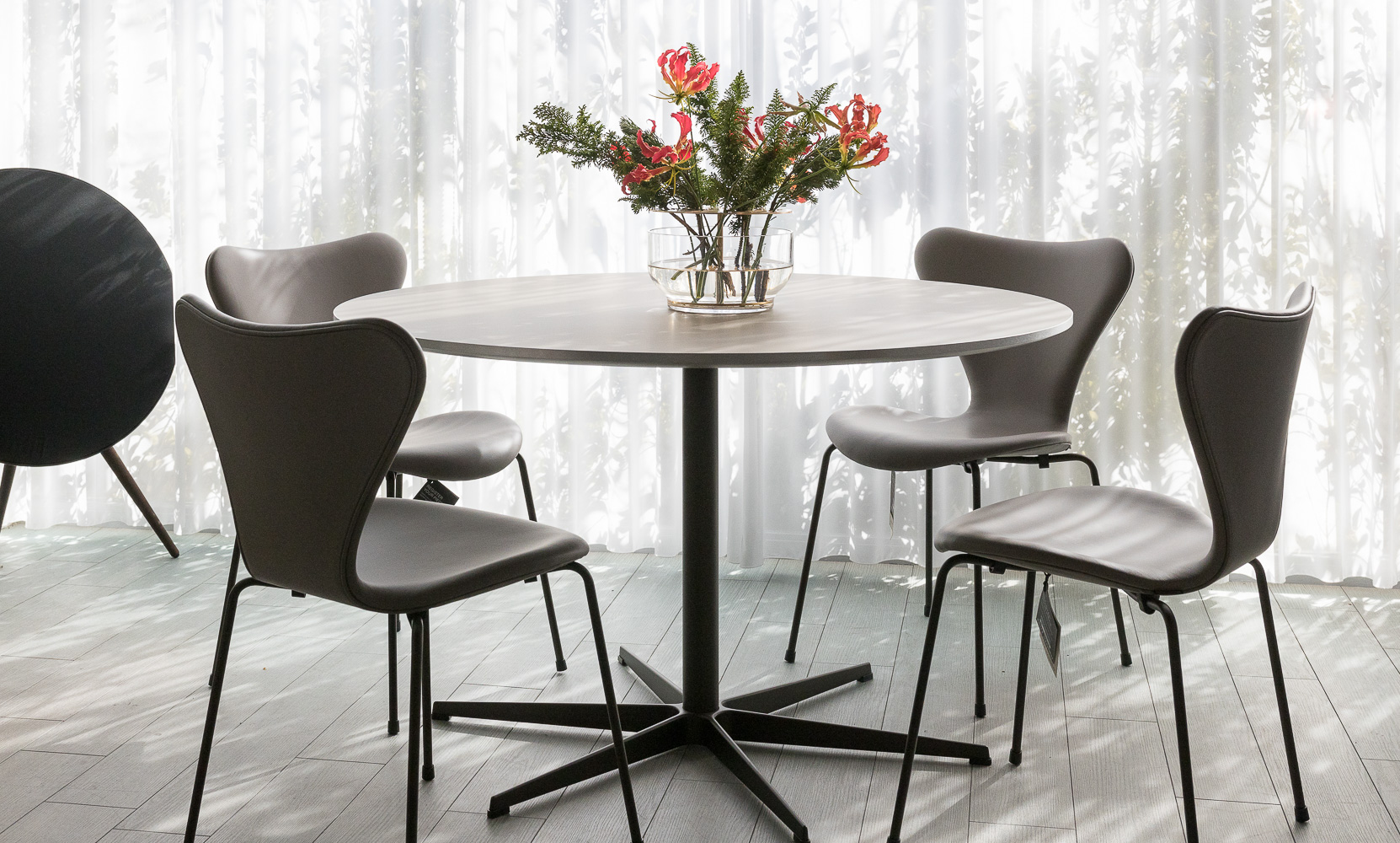 フリッツ・ハンセン 暮らしにエッセンスを 第2回「スーパー円テーブル