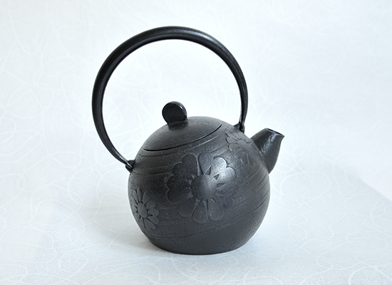 南部鉄瓶 「玉型 肌」「玉型 花柄」佐秋鋳造所 | KANAGU | アトムCSタワー