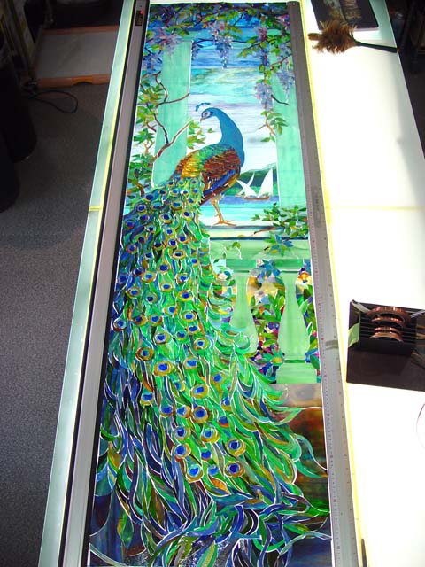 小林邸・孔雀のステンドグラス – Vis-à-Vis