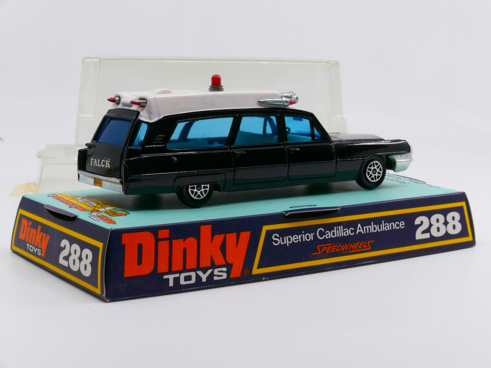 Dinky Toys GB Cadillac Superior break ambulance 