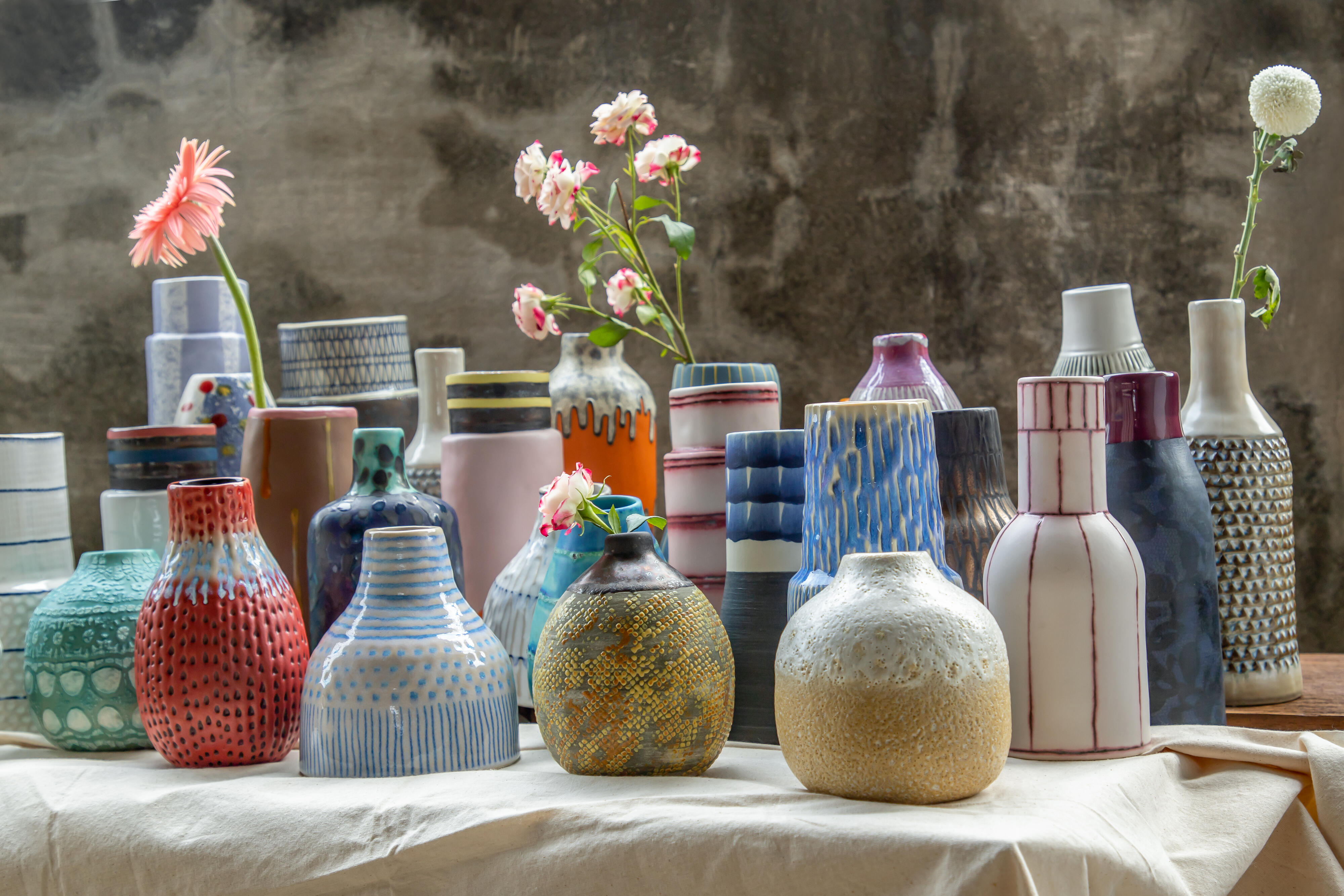 花柄と車輪のデザインの陶器花瓶 Despots(デスポッツ) Small vase with