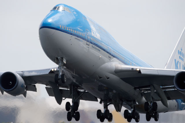 KLMオランダ航空、成田からジャンボ最終便 翼振り日本に別れ