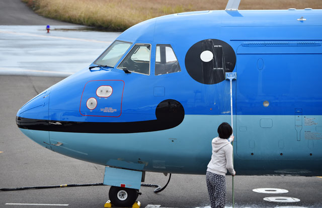 CAもモップ手に機体清掃 写真特集・天草エア2代目みぞか号地元入り（後編）