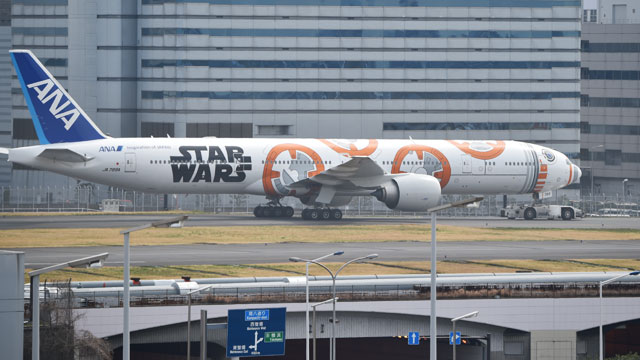ANA、スター・ウォーズ塗装3機が勢揃い BB-8も羽田到着
