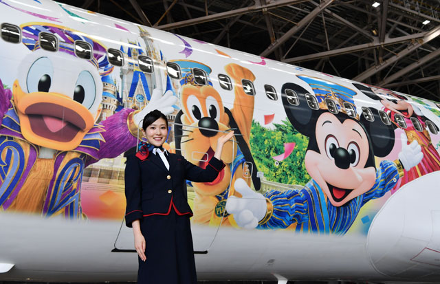 ミッキーら機体全体に描く 写真特集・ディズニーリゾート開園35周年JAL