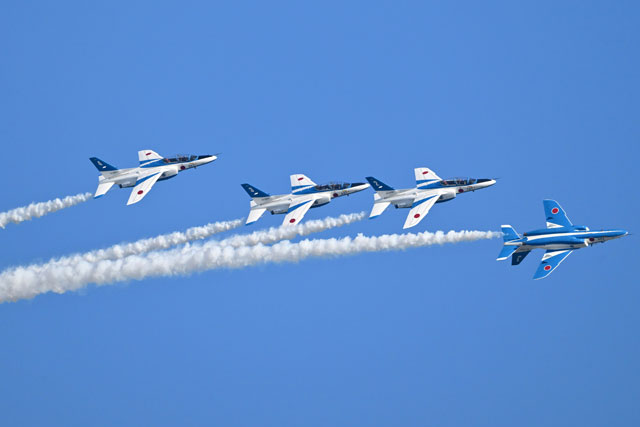 ブルーインパルス、秋晴れにハートやダイヤモンド描く 写真特集・入間