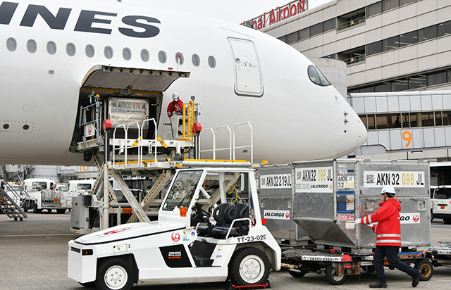 JAL、空港特殊車両の電動化続々 貨物2車種は国内仕様に、リモコン